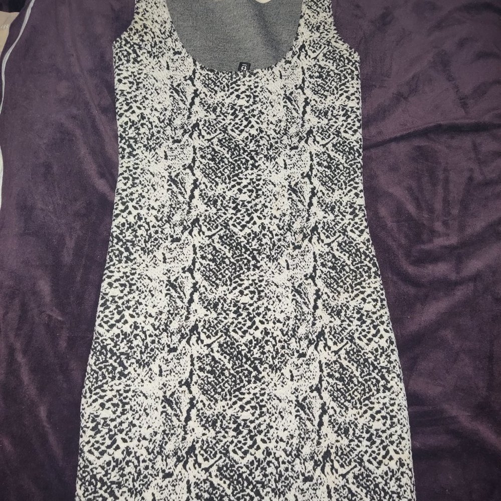 Dresses - Picture 5 of 12